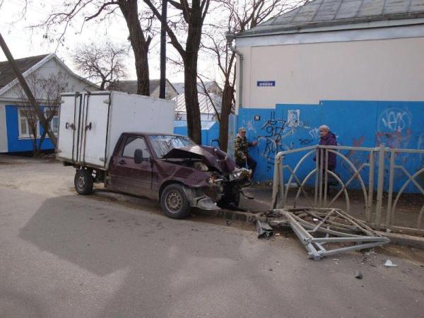В Ставрополе легковушка въехала в пешеходные ограждения, травмирован мужчина